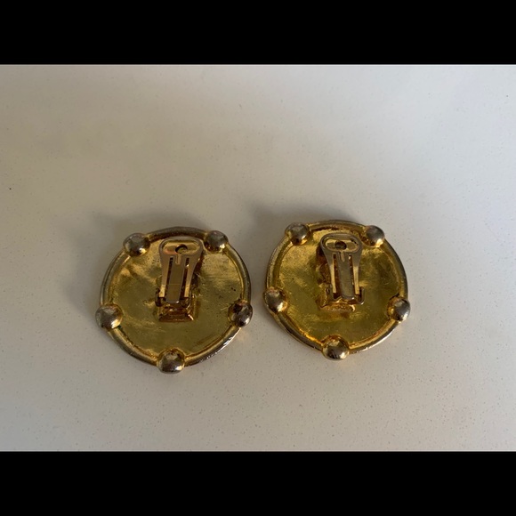 Vintage CHANEL clip on earrings - Picture 2 of 3